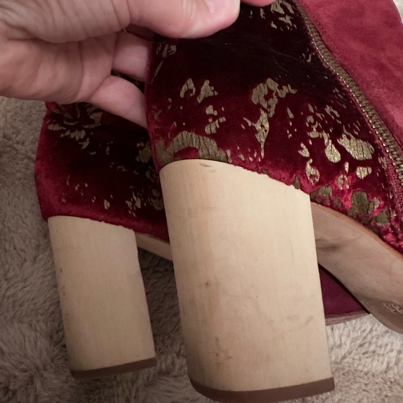 {Farylrobin} Red Velvet Wood Heeled 'Dav' Ankle Boot 8.5 - Picture 9 of 9